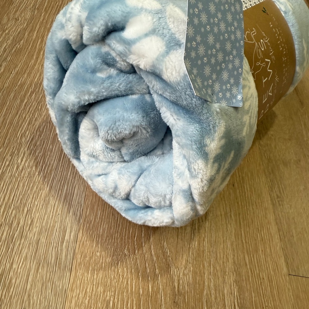 NWT Luxury Plush Pet Blanket Blue Snowflake Winter Dog Cat Throw 40"x54" Pet Paw - Picture 3 of 4